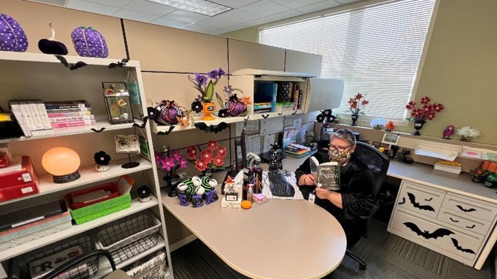 How to decorate office desk for halloween