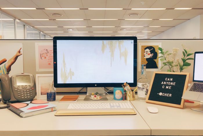 How to decorate your workstation in office