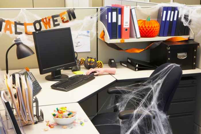 How to decorate office desk for halloween